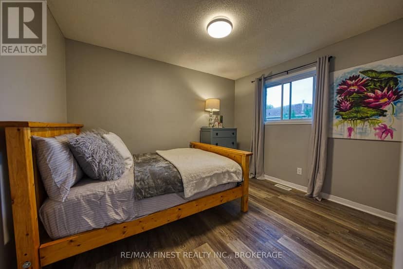 941 Warburton Crescent — photo 15 of 29