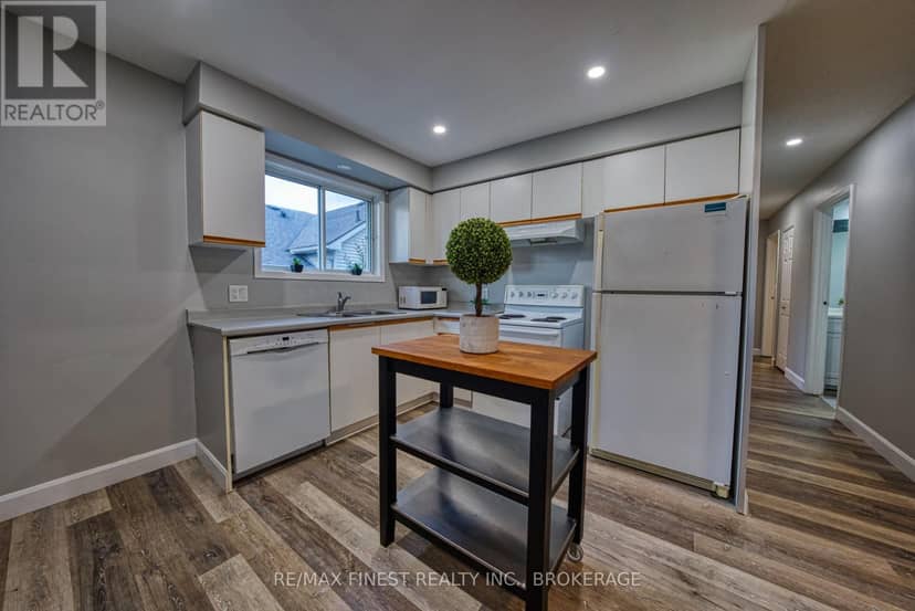 941 Warburton Crescent — photo 3 of 29