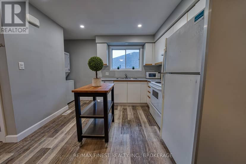 941 Warburton Crescent — photo 4 of 29
