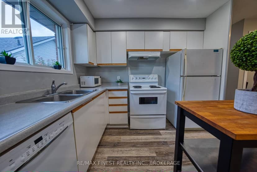 941 Warburton Crescent — photo 5 of 29