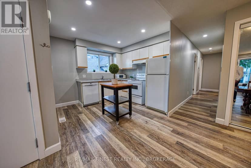 941 Warburton Crescent — photo 7 of 29