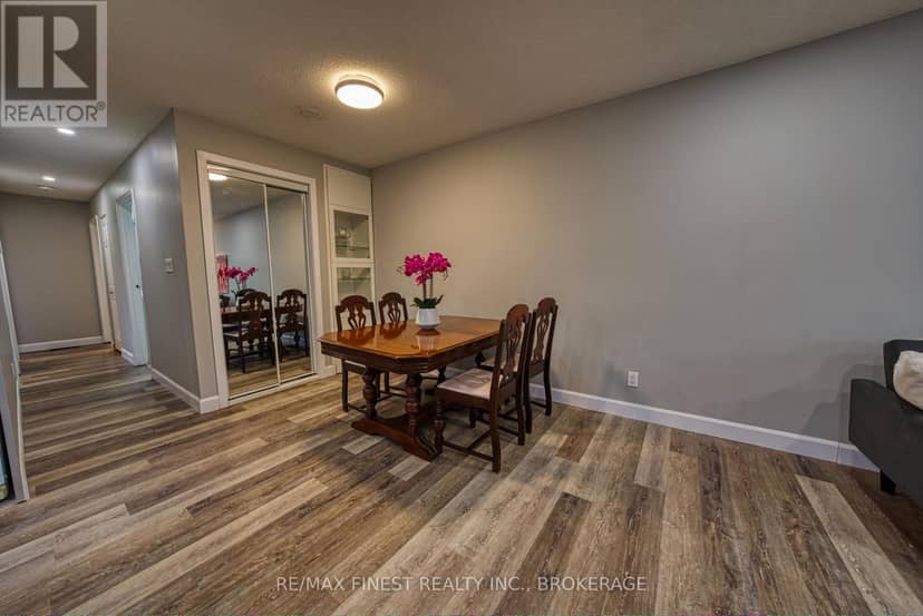 941 Warburton Crescent — photo 8 of 29
