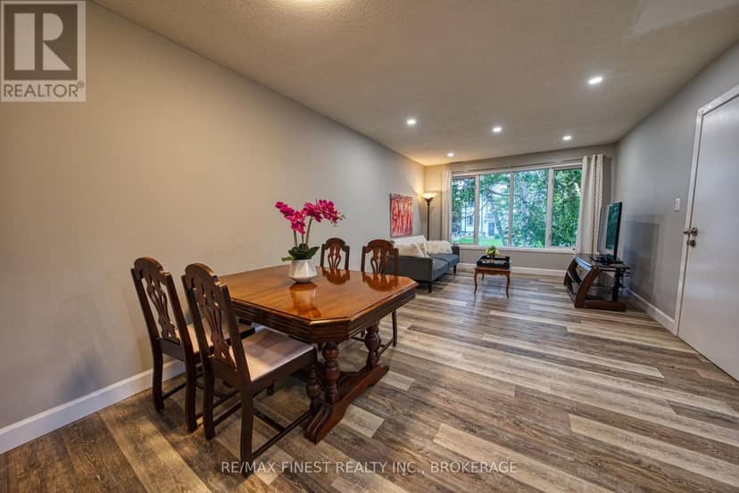 941 Warburton Crescent — photo 9 of 29