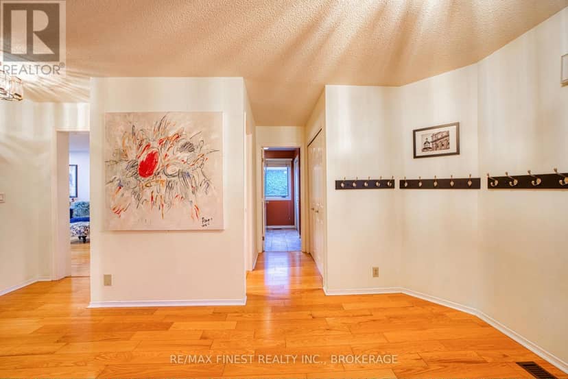 719 Woodside Drive, Kingston, photo 4