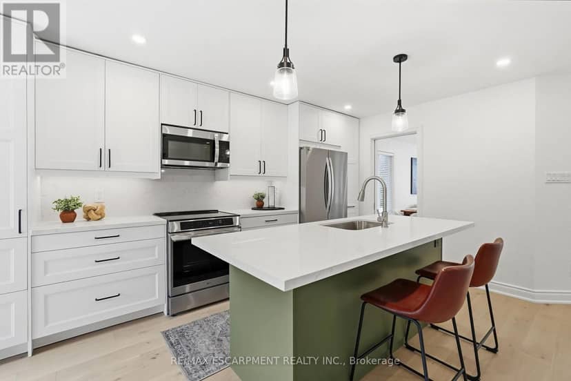 84 Riley Street — photo 13 of 40
