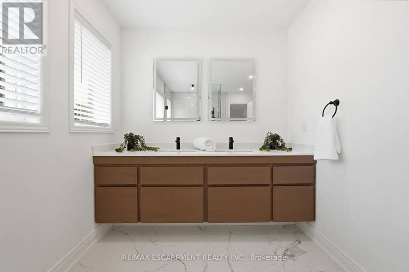 84 Riley Street — photo 19 of 40