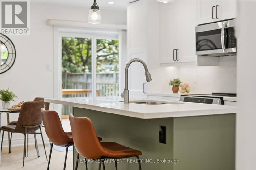 84 Riley Street — photo 9 of 40