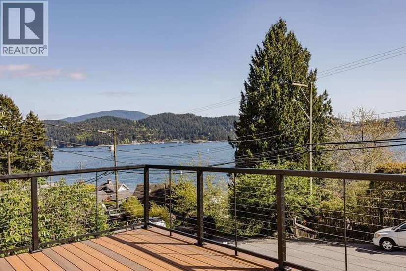 462 CENTRAL AVENUE, Gibsons