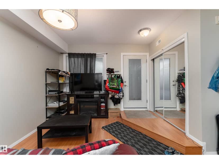 #104 11933 106 AV NW, Edmonton, photo 2