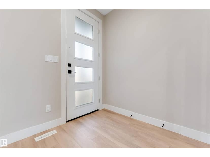 1805 60 AV NE — photo 13 of 40