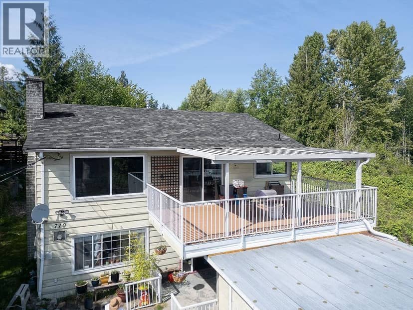 710 GIBSONS WAY, Gibsons