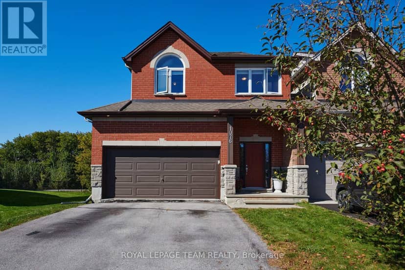 1076 Northgraves Crescent — photo 1 of 38