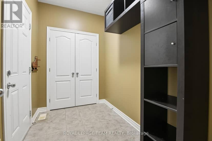 1076 Northgraves Crescent — photo 15 of 38
