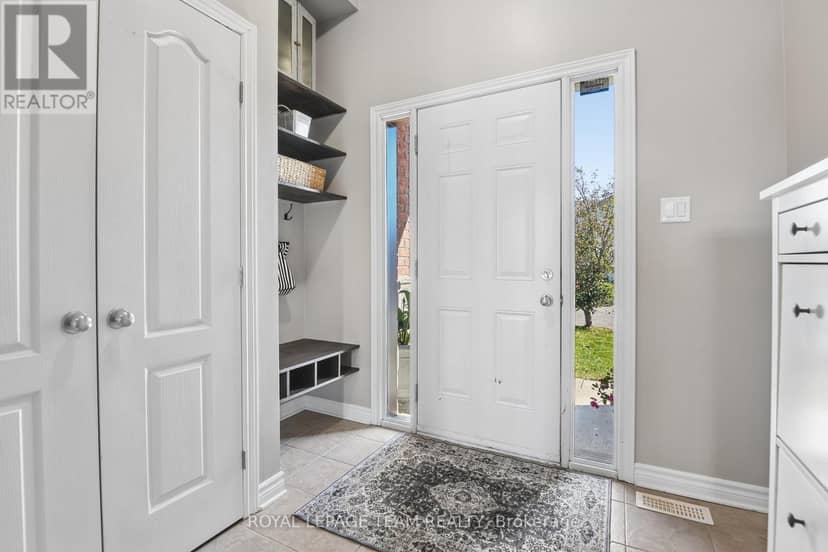 1076 Northgraves Crescent — photo 4 of 38