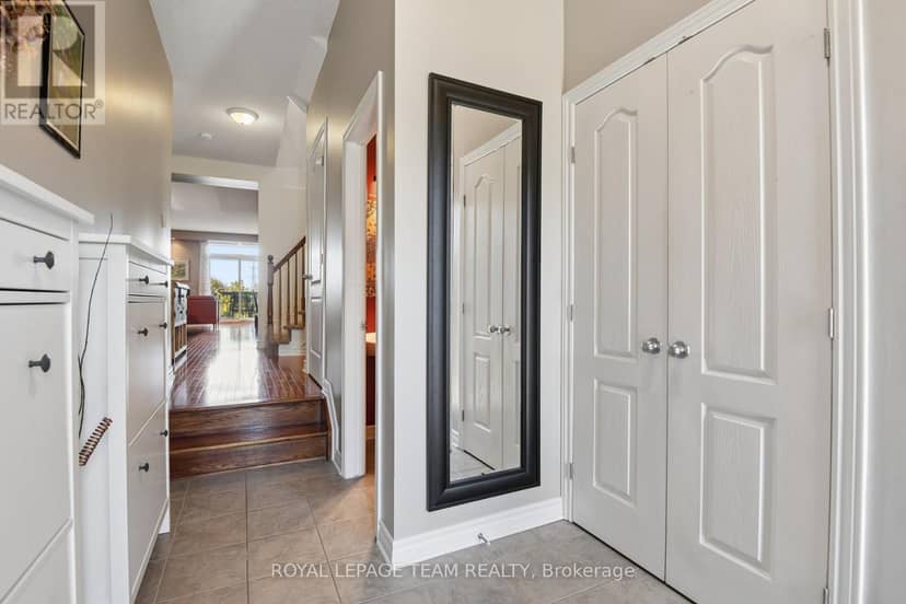 1076 Northgraves Crescent — photo 5 of 38