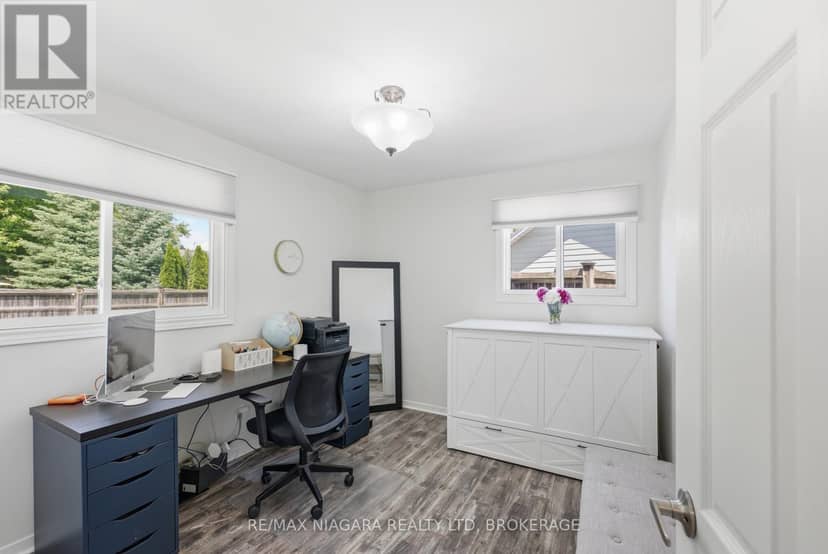 1042 Lakeshore Road W — photo 19 of 32
