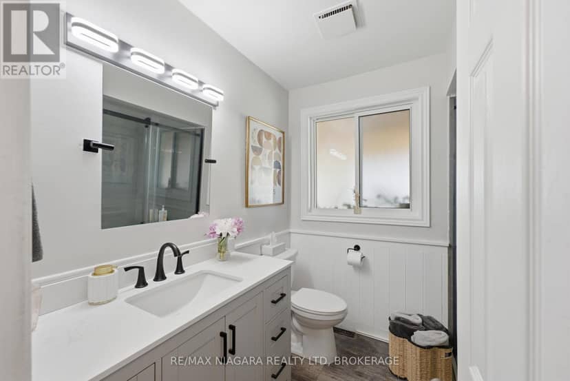 1042 Lakeshore Road W — photo 20 of 32
