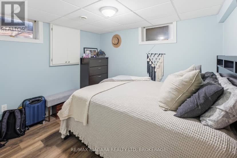 1042 Lakeshore Road W — photo 24 of 32