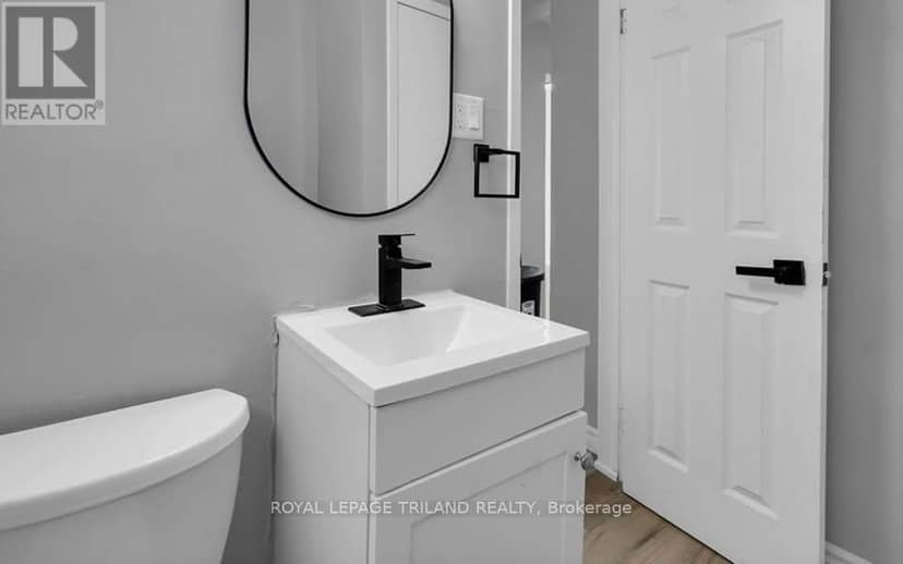 18.5 Adelaide Street S — photo 14 of 40