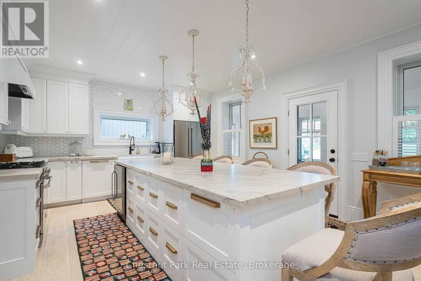 21 Elizabeth Street E — photo 11 of 40