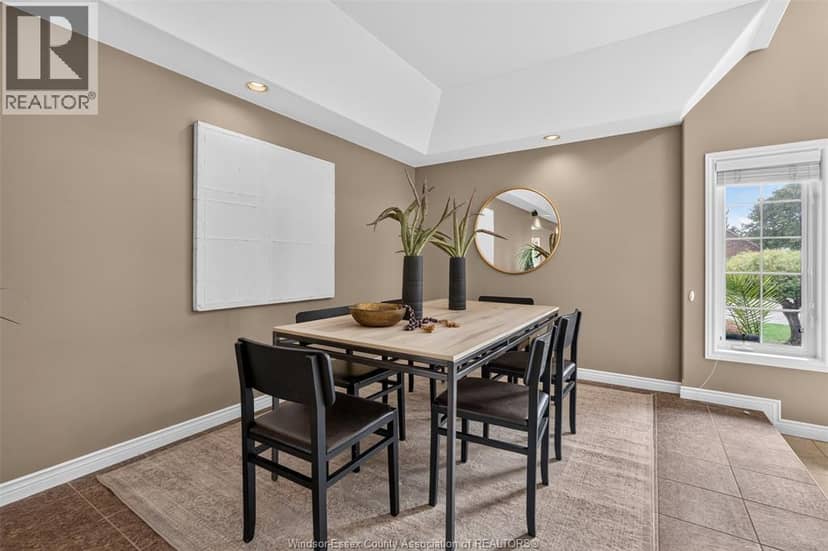 2703 Lombardy Cres — photo 13 of 40