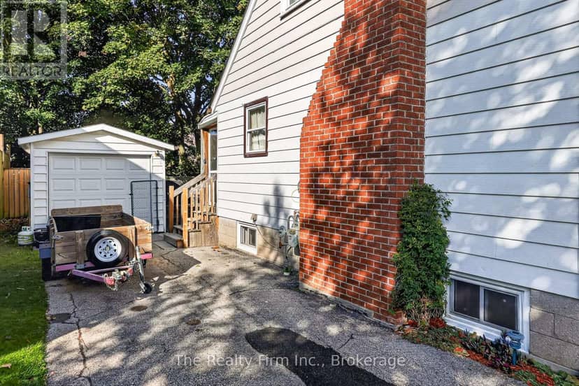 325 Victoria Street N — photo 7 of 40