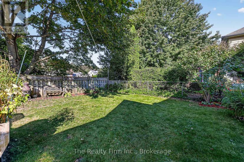325 Victoria Street N — photo 9 of 40