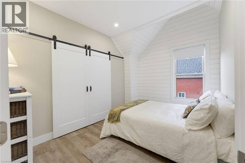 118 CLARENCE Street — photo 17 of 30