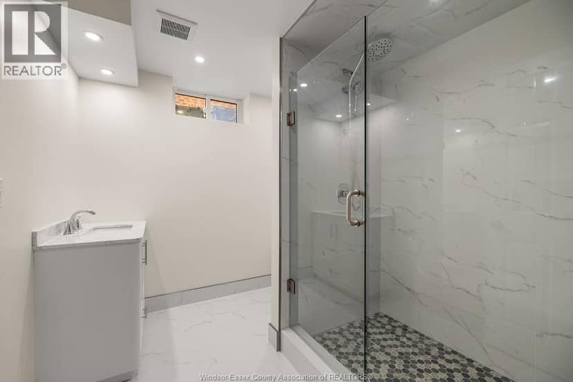 1004 Woodland Cres — photo 38 of 40
