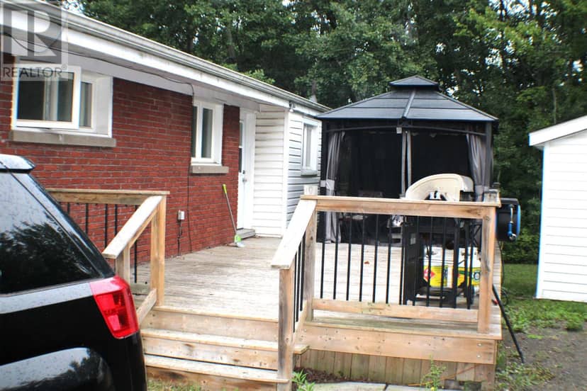 104 White Oak DR W, Sault Ste. Marie, photo 2