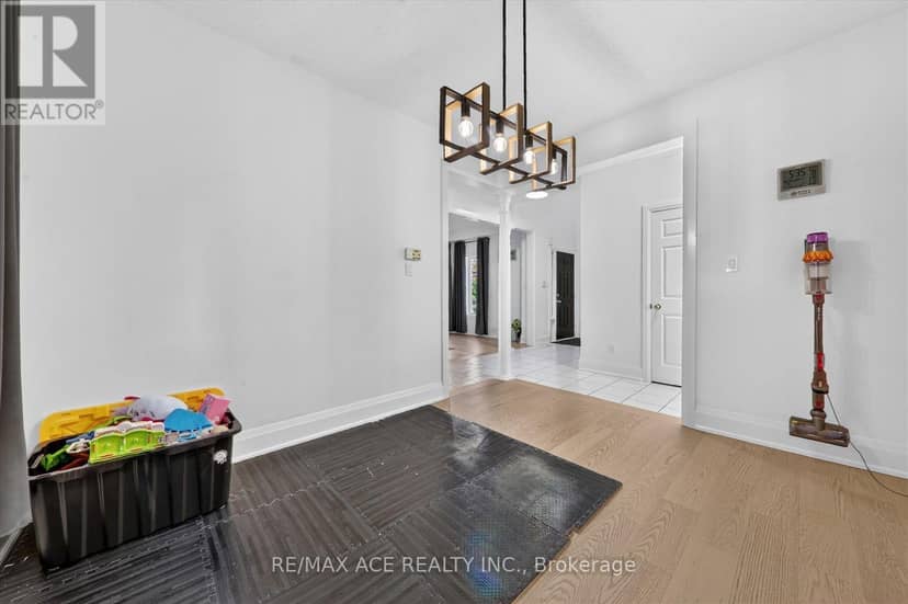 1446 Sandhurst Crescent — photo 12 of 40