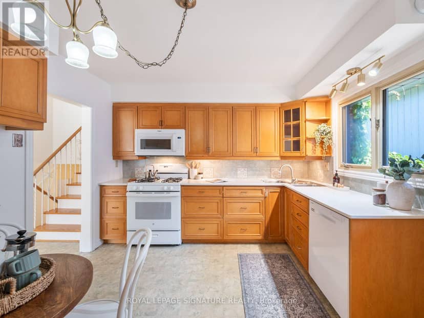 46 Manorglen Crescent — photo 11 of 37