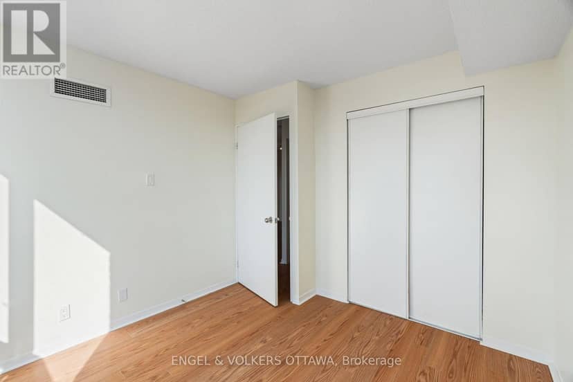 610 - 45 Holland Avenue — photo 9 of 15
