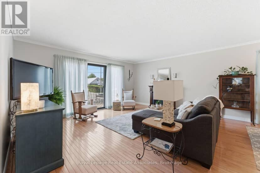 1069 Alexandra Avenue — photo 4 of 40