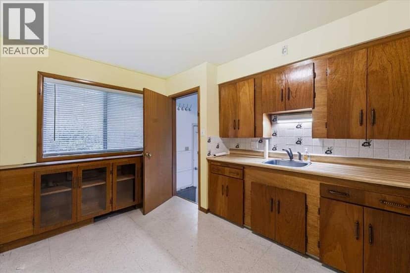 2731 & 2733, 2731 17 Street NW — photo 30 of 40