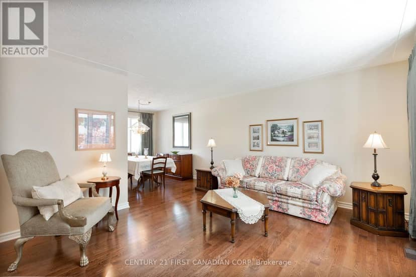 135 Downing Crescent — photo 10 of 40