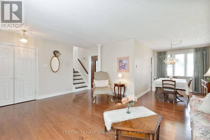 135 Downing Crescent — photo 12 of 40