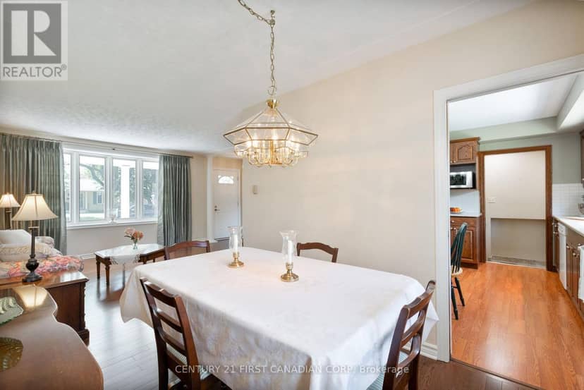 135 Downing Crescent — photo 15 of 40
