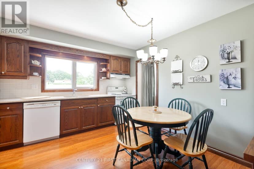 135 Downing Crescent — photo 18 of 40