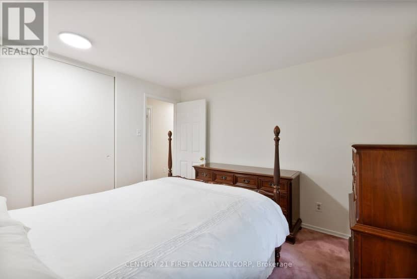 135 Downing Crescent — photo 21 of 40