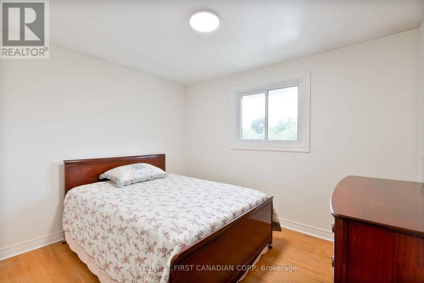 135 Downing Crescent — photo 22 of 40