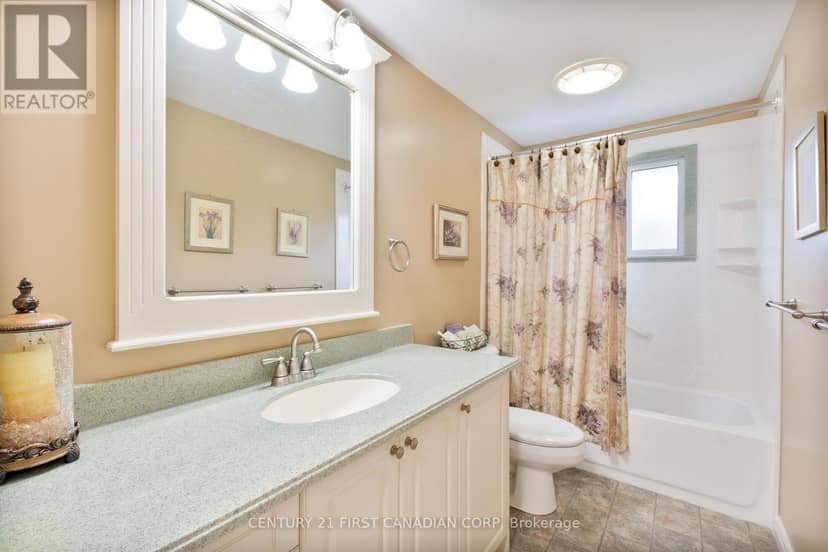 135 Downing Crescent — photo 24 of 40