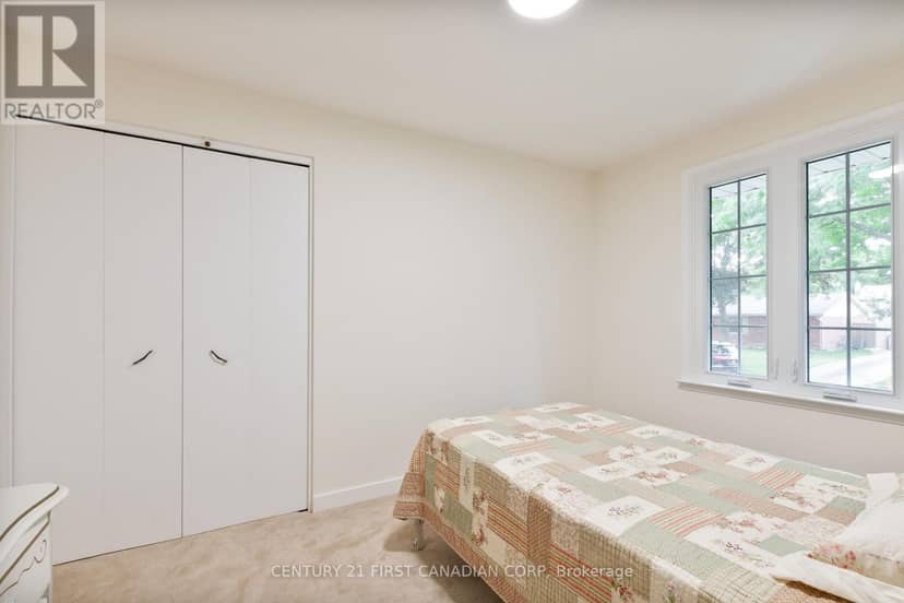 135 Downing Crescent — photo 27 of 40