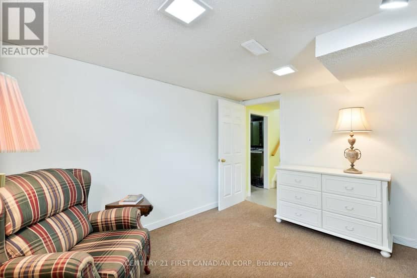 135 Downing Crescent — photo 36 of 40