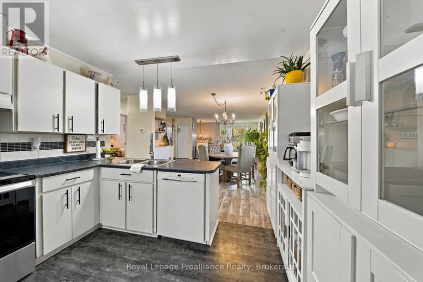 208 Byron Street — photo 10 of 40