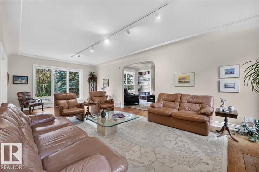 30 St George's Cr NW — photo 25 of 40