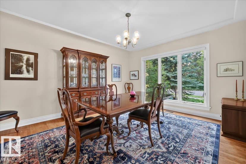 30 St George's Cr NW — photo 11 of 40