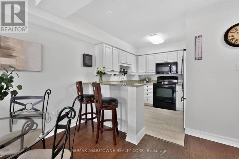 211 - 221 Robinson Street — photo 11 of 29