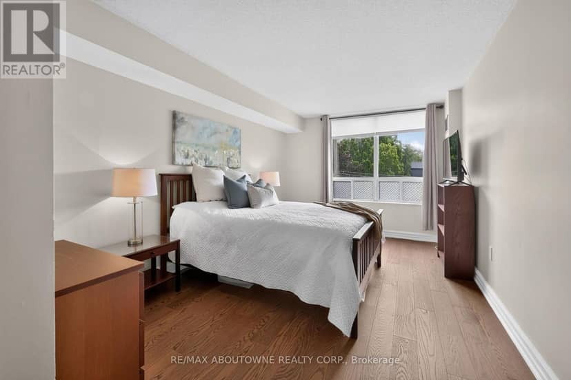 211 - 221 Robinson Street — photo 17 of 29