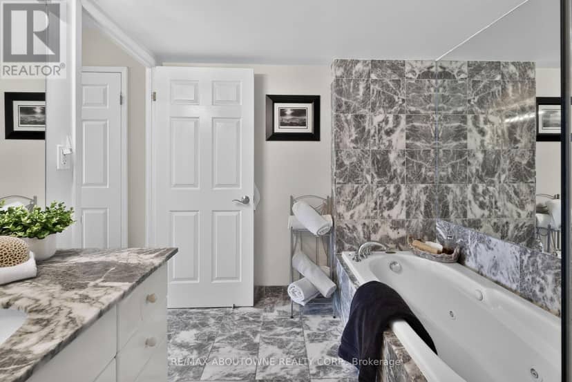 211 - 221 Robinson Street — photo 21 of 29